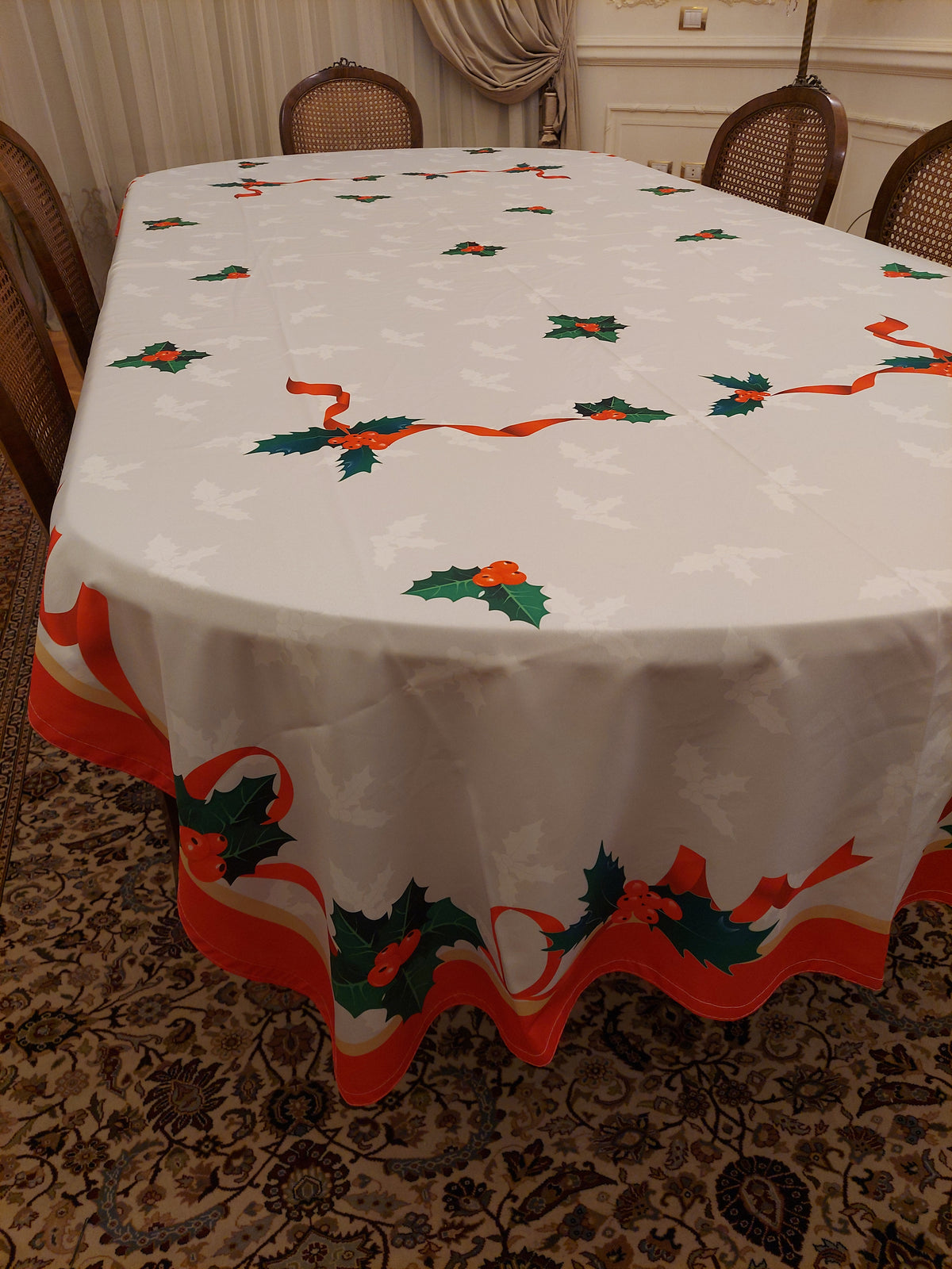 The Holly leaf elegance table cover