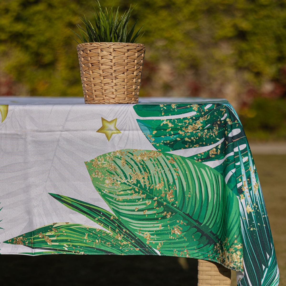 The garden heaven lanterns table cover