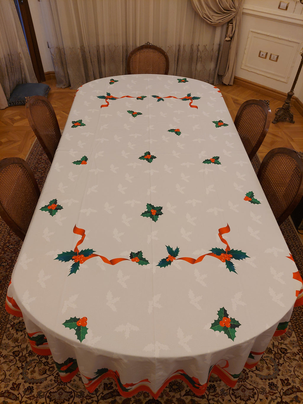 The Holly leaf elegance table cover