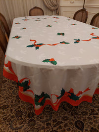 The Holly leaf elegance table cover