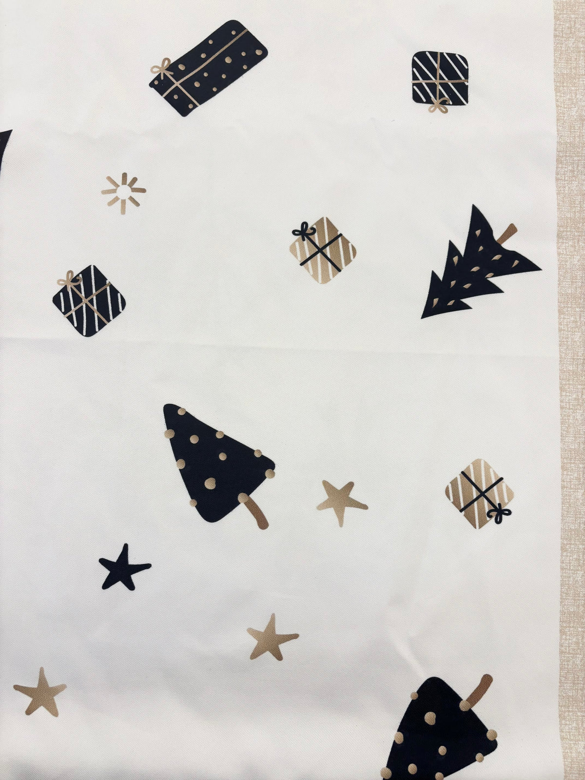 The Wintertime Whispers table cover