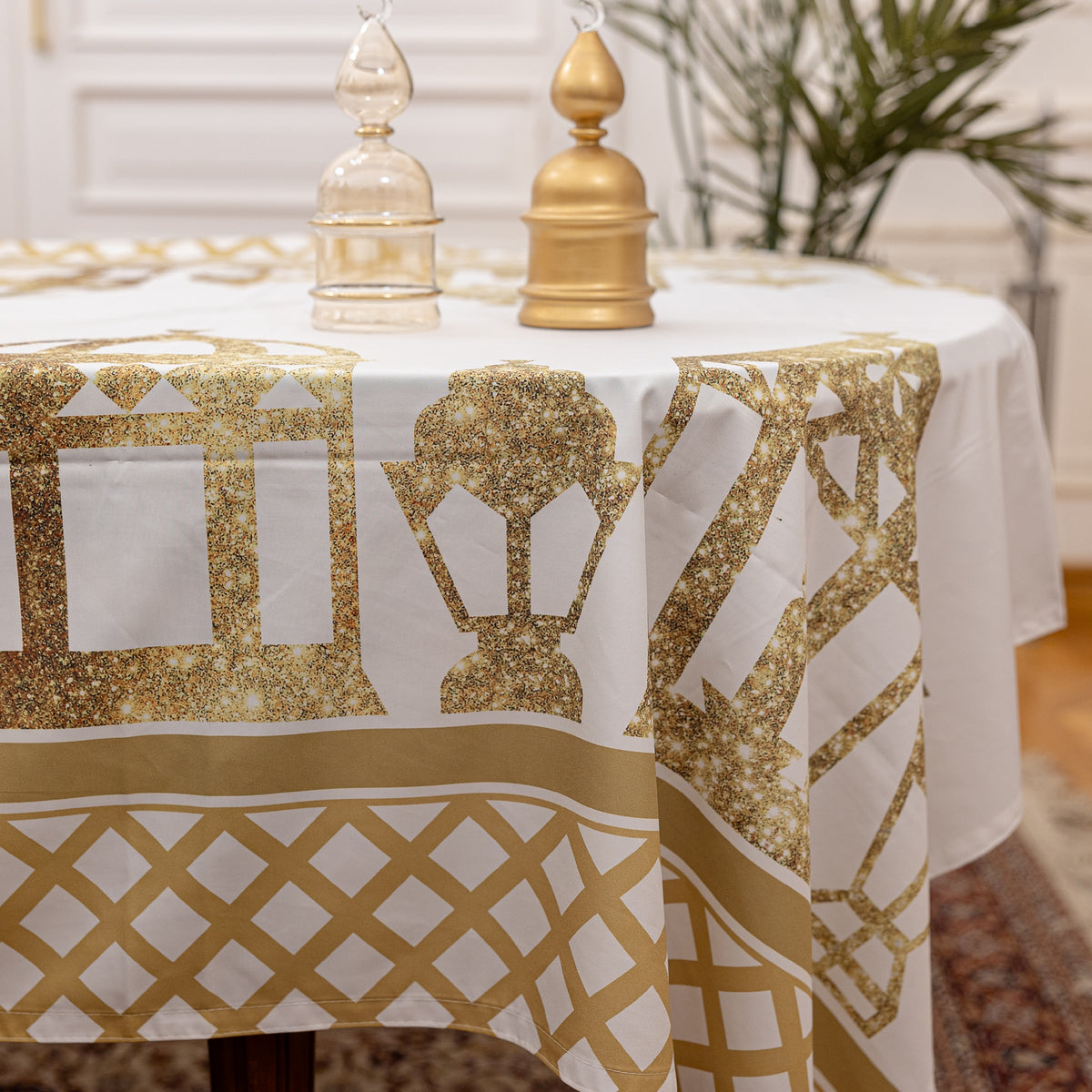 The Golden Mega shimmery table cover