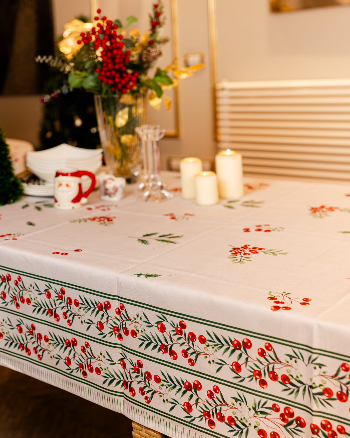 The Classy Mistletoe table cover