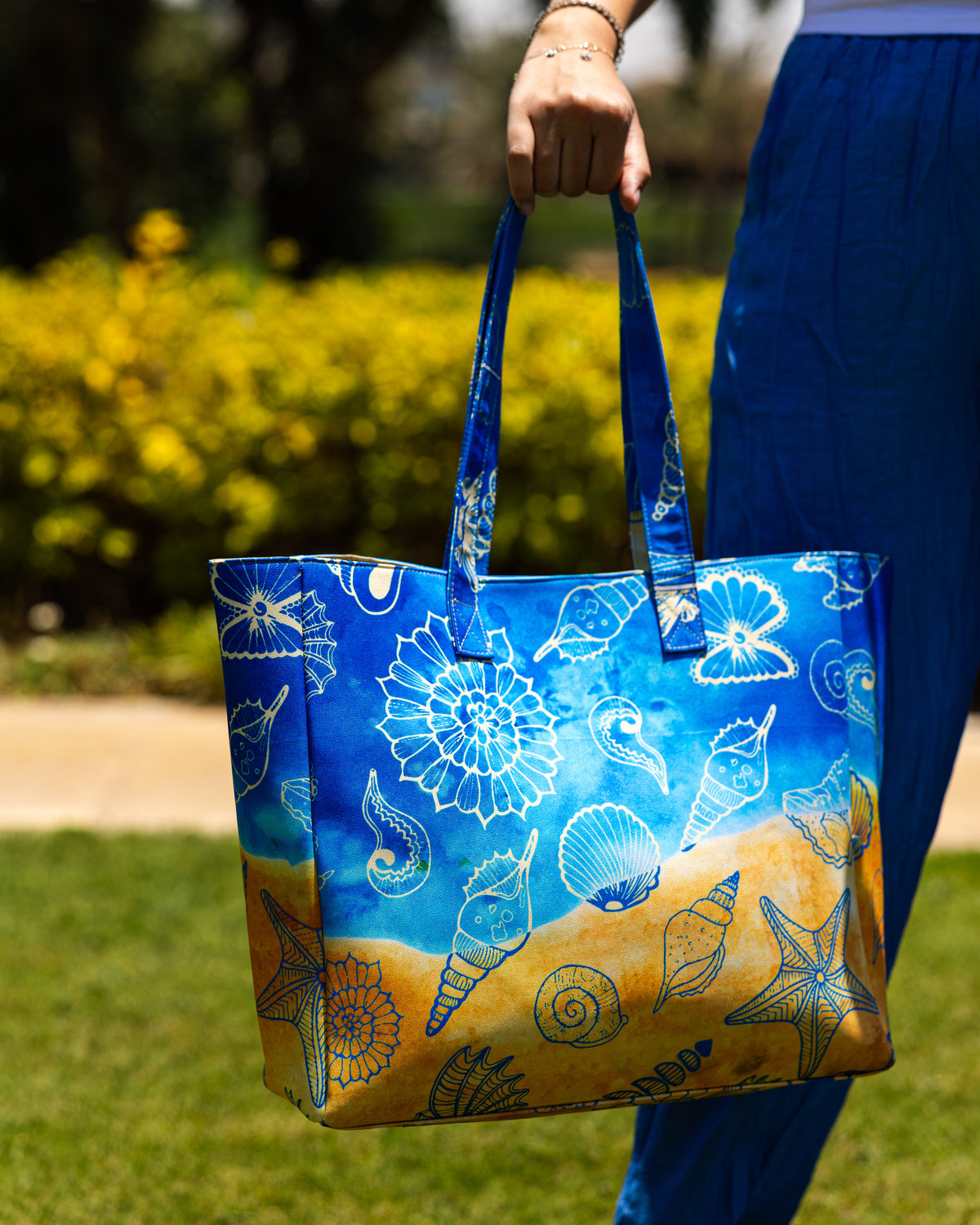 The Coastal Shells tote bag – alternate view | Omash